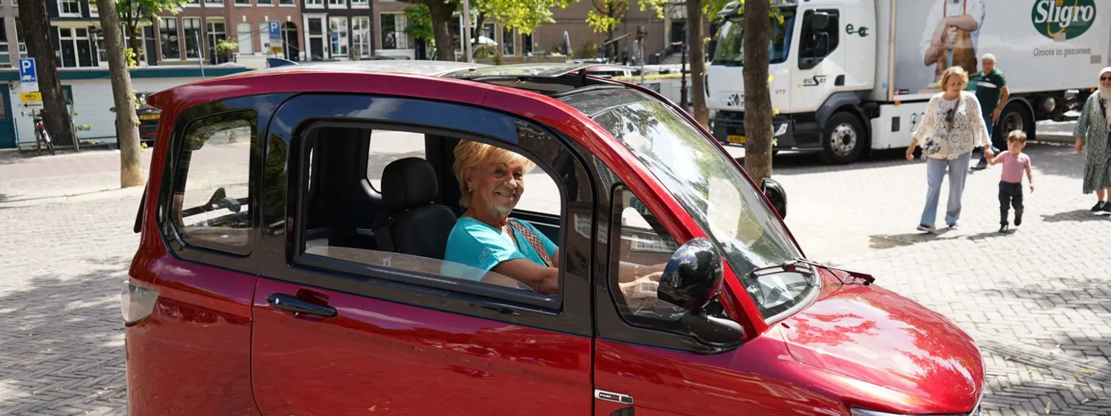 Overdekte Scootmobiel of Brommobiel? Ontdek de For Motion Brik: Luxe Mobiliteit Zonder Rijbewijs