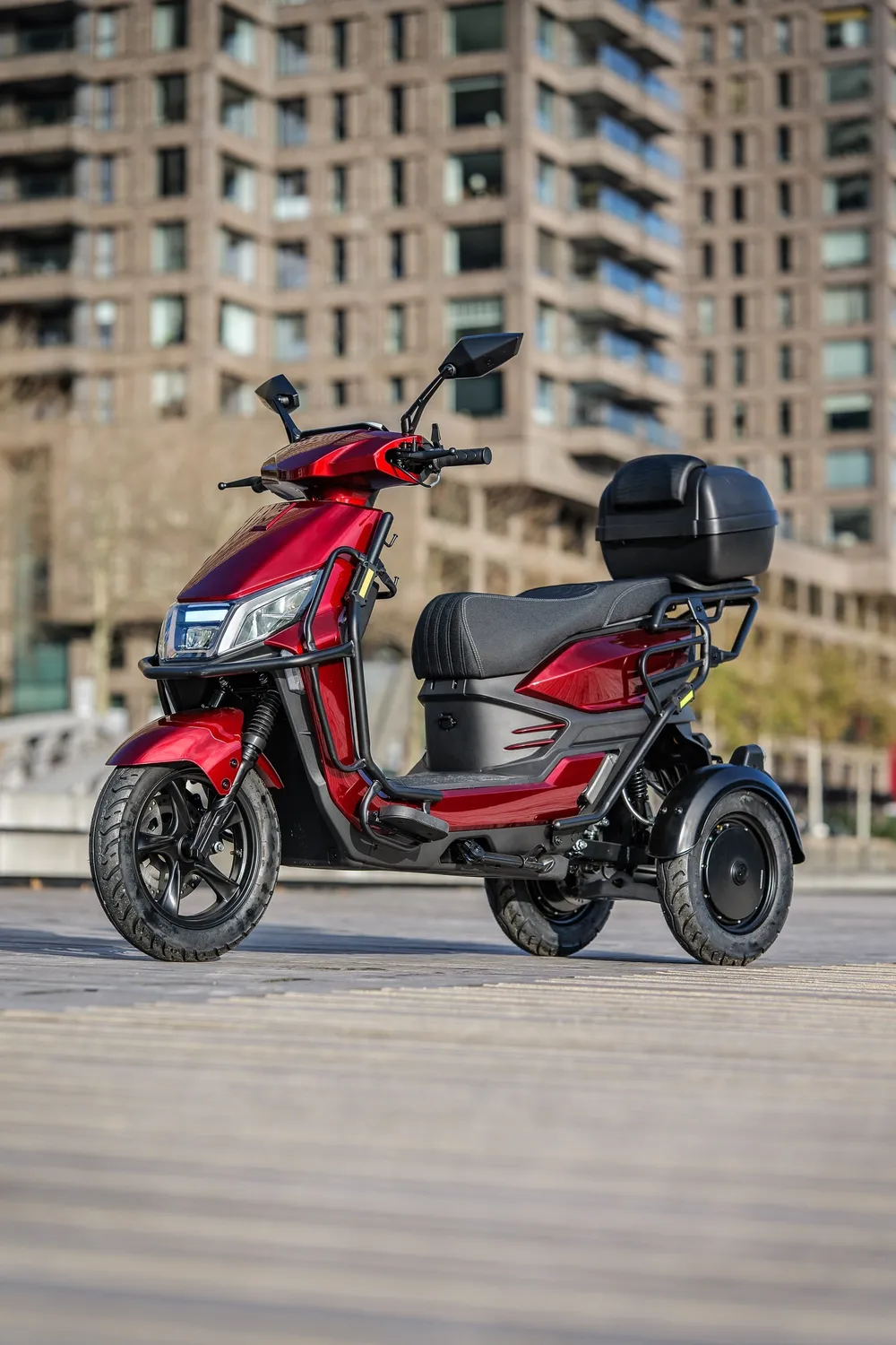 Een rode For Motion Trice op de kinderkopjes in Rotterdam